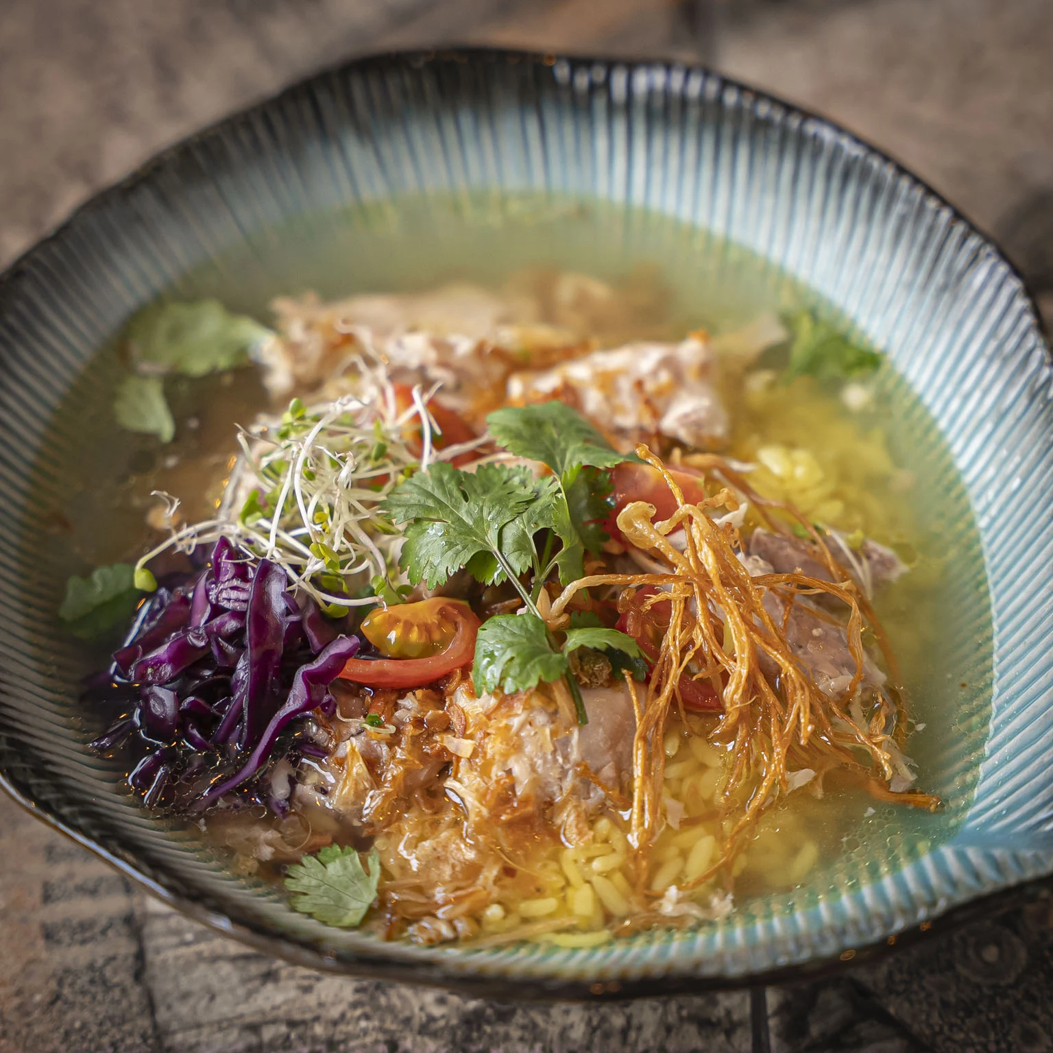 鶏スープをかけた米料理